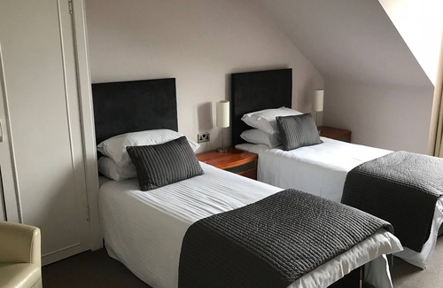 Troon Hotel | No.2 Troon Road B&B