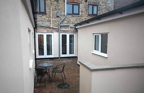 Glastonbury Apartment | No 28D St Benedict - With outside courtyard