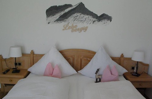 Wallgau Apartment | "No. 4" double room with shower, WC - Neuner, Gästehaus Ulrich