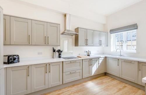 Felton House | No 4 - Kempton Park - Uk47939