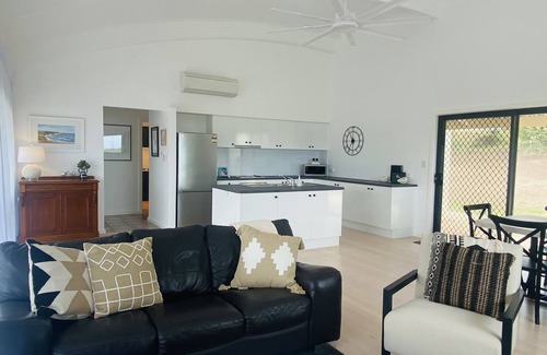 Waterhouse House | No 5 - Pristine property with an ocean blue back drop