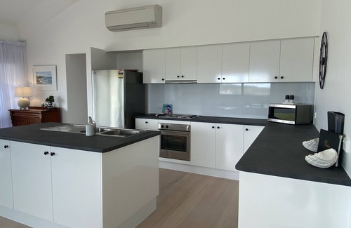 Waterhouse House | No 5 - Pristine property with an ocean blue back drop