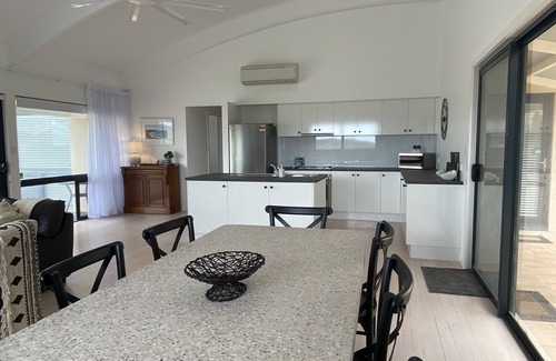 Waterhouse House | No 5 - Pristine property with an ocean blue back drop