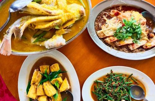 Pasir Penambang House | No 68 Sunlight Homestay 4R3B - 24 Pax, Karaoke
