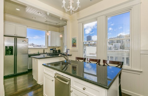 Russian Hill Apartment | No Beach/Russian Hill 2br/2ba beautiful Edwardian flat