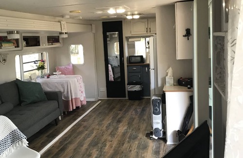 Old Town House | No Cleaning Fee! Cozy 1-bedroom travel camper 5 min. walk to Suwannee river