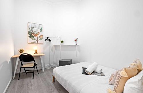 Kensington House | No Frill Economic Double Room - Ideally Located - Shared External Bathroom & Kitchen