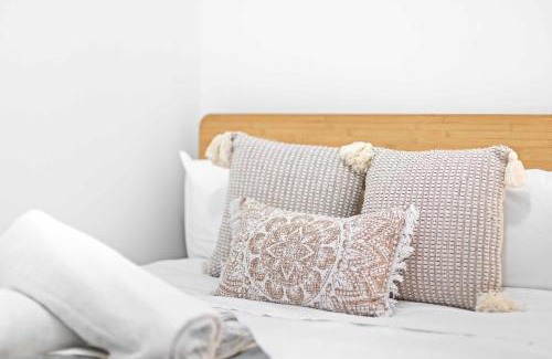 Kensington House | No Frill Economic Double Room - Ideally Located - Shared External Bathroom & Kitchen