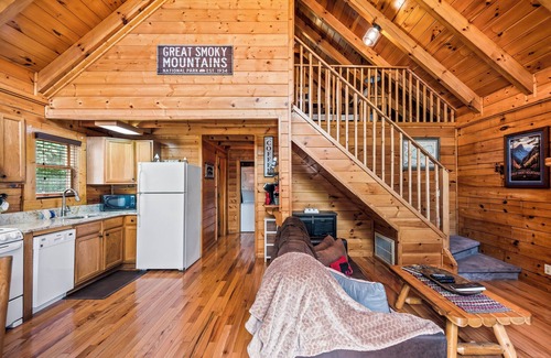 Pigeon Forge Cabin | No mountain roads! The Smokey. Pigeon Forge 2 BR/2BA cabin just off main drag
