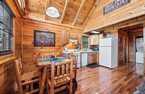 Pigeon Forge Cabin | No mountain roads! The Smokey. Pigeon Forge 2 BR/2BA cabin just off main drag