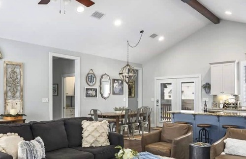Fredericksburg House | No Pet Fee | Cozy Fire Pit | Close to Main