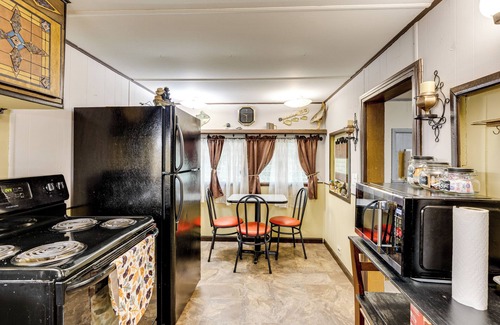 Langston Cabin | No Pet Fee! Family Cabin 2 Mi to Lake Guntersville