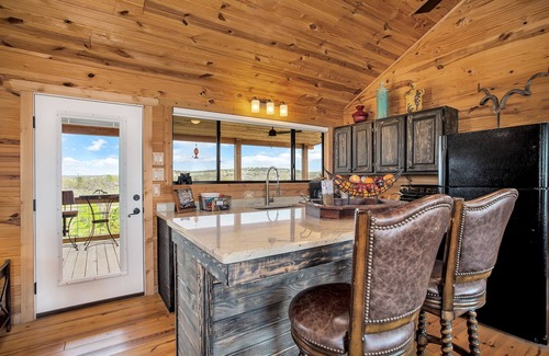 Fredericksburg Cabin | No Rancho Properties Hilltop Hideaway | King Bed | Hot Tub |Beautiful Views