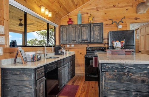 Fredericksburg Cabin | No Rancho Properties Hilltop Hideaway | King Bed | Hot Tub |Beautiful Views