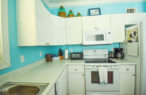Ono Island Condo | No Shoes-Purple Parrot Resort-Perdido n1 bd condo/gated/waterfall pool/tiki barn