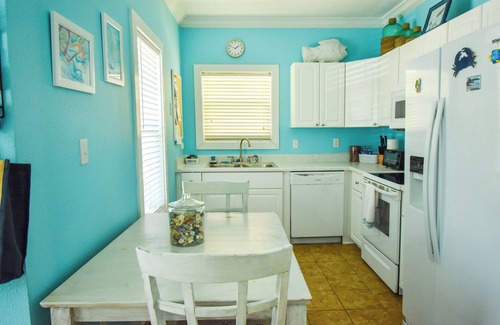 Ono Island Condo | No Shoes-Purple Parrot Resort-Perdido n1 bd condo/gated/waterfall pool/tiki barn