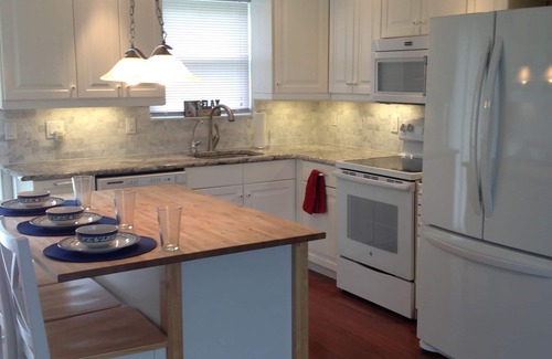 Oakview Heights House | No snow here. 5 minute walk to the beach. Quiet neighborhood.
