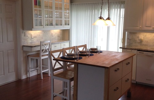 Oakview Heights House | No snow here. 5 minute walk to the beach. Quiet neighborhood.