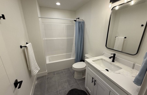 SeaTac Apartment | No Stairs 4-bedroom apartment with AC, WiFi in SeaTac