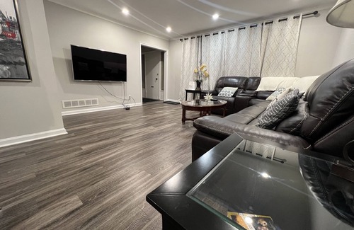 Newtonbrook House | No stairs /Renovated 3-Bedroom free Wifi, Parking close to Finch station