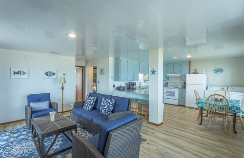 St. George Island Apartment | NO STAIRS TO CLIMB! Beachfront. 1 bed/1bath.
