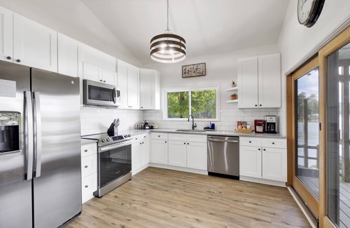 Jasper House | No steps, Game Room, Canoe & Kayaks, Dock, All Paved Roads! 10 min to 2 marinas!