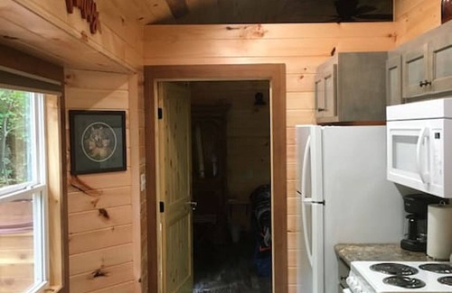 Guild Cabin | NO SUNDAY CHECKINS wolfpack- hot tub- treehouse