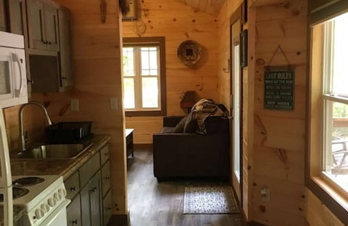 Guild Cabin | NO SUNDAY CHECKINS wolfpack- hot tub- treehouse