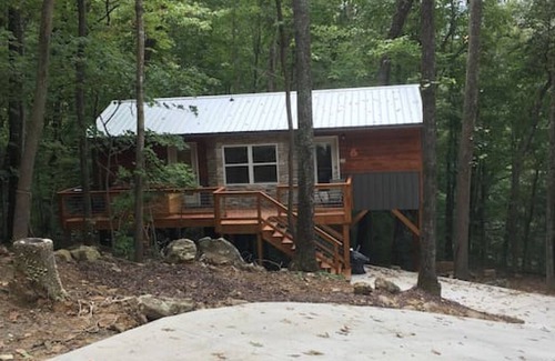 Guild Cabin | NO SUNDAY CHECKINS wolfpack- hot tub- treehouse