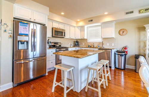 North End Condo | No Taxes, elevator, king bed, beach tags and parking
