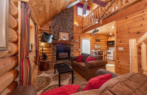 Thayerville Cabin | No Worries: Lake Area, Dogs Welcome, Hot Tub!