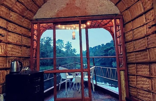 Pirmed Bed & Breakfast | Noah's Ark- River Front Boat House Cottage