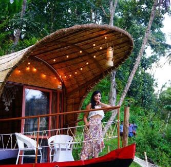 Pirmed Bed & Breakfast | Noah's Ark- River Front Boat House Cottage