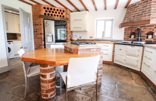 Hambleton Cottage | NOAH'S BARN, pet friendly, with hot tub in Hambleton, Lancashire