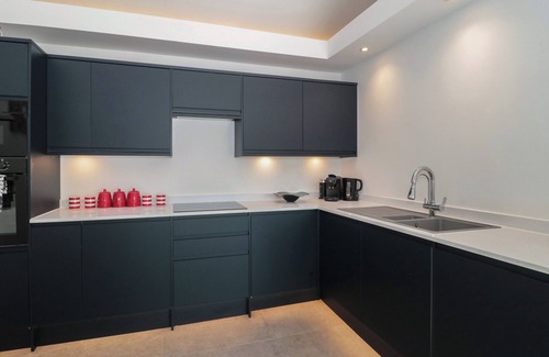 Bishop Sutton House | NOFLASH MALPAL, pet friendly, with hot tub in Bishop Sutton