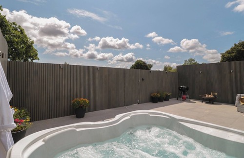 Bishop Sutton House | NOFLASH MALPAL, pet friendly, with hot tub in Bishop Sutton