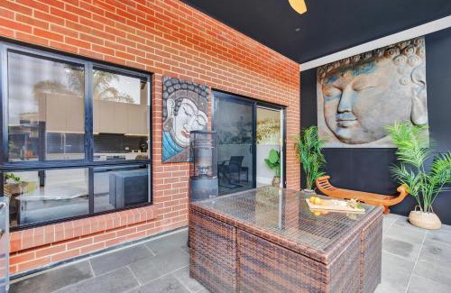 Glenelg North House | Noir Cottage Glenelg North