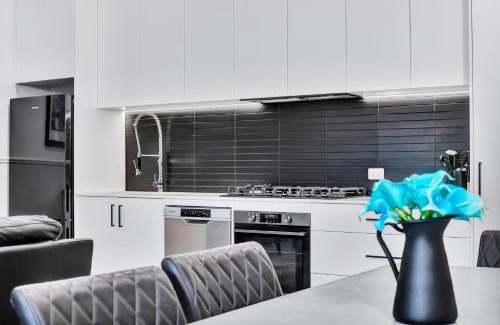 Glenelg North House | Noir Cottage Glenelg North