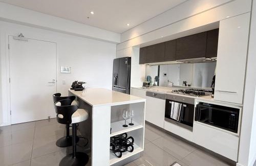 Eagle Farm Apartment | Noir Reverie - Designer Home by the River, Free Carpark, Gym & Pool