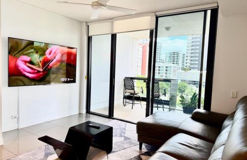 Eagle Farm Apartment | Noir Reverie - Designer Home by the River, Free Carpark, Gym & Pool