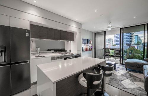 Eagle Farm Apartment | Noir Reverie - Designer Home by the River, Free Carpark, Gym & Pool