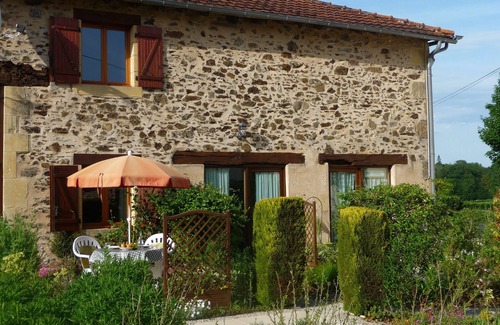 Angoisse Apartment | Noisette rental for couples, peaceful, pool, near lake, chateaux, caves, market.