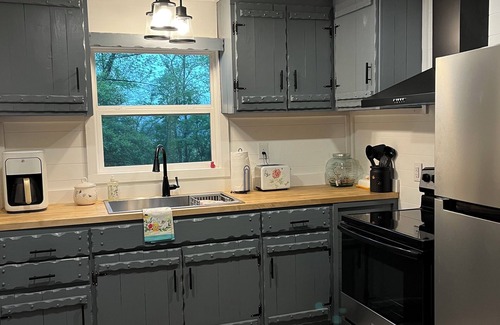 Marble House | Noisy creekfront cabin in Marble! Pet friendly! Close to the casino
