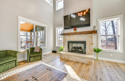 Clarkson House | Nolin Lake Family Retreat Deck, Fire Pit and Games!
