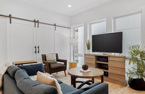 Truxton Circle Apartment | NoMa Convenience 2-BR Near Metro Union Market