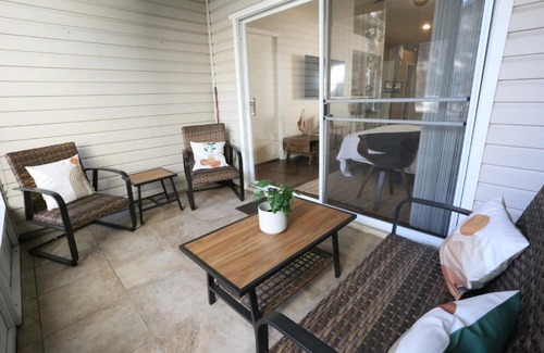 Gainesville Apartment | Nomad Retreat King Bed Boutique Condo w Garage