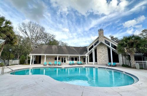 Gainesville Apartment | Nomad Retreat King Bed Boutique Condo w Garage