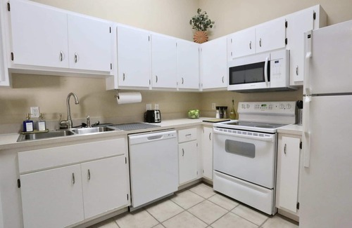 Gainesville Apartment | Nomad Retreat 🧿 King Bed Boutique Condo w Garage