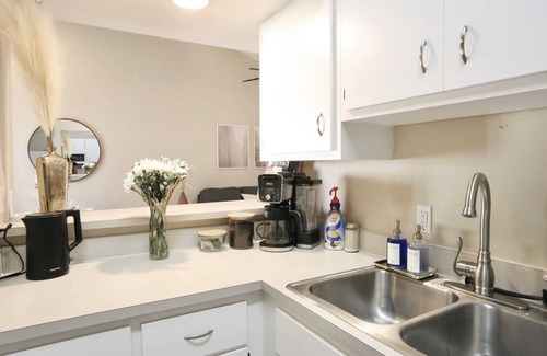 Gainesville Apartment | Nomad Retreat 🧿 King Bed Boutique Condo w Garage