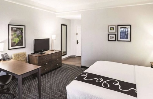 Woodlands Village House | Non-smoking 1 King Bed Room at La Quinta Inn & Stes by Wyndham Flagstaff
